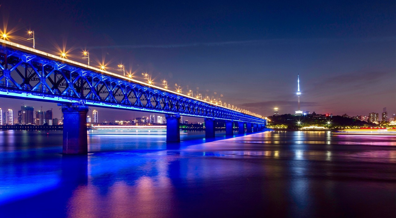 長江上飛架近百座大橋,武漢和南京這兩個名氣最大,誰更雄偉?