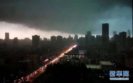 罕見暴雨 武漢白天秒變 黑夜 ,最大風力14級,吊籃撞擊高樓致2人不幸死亡