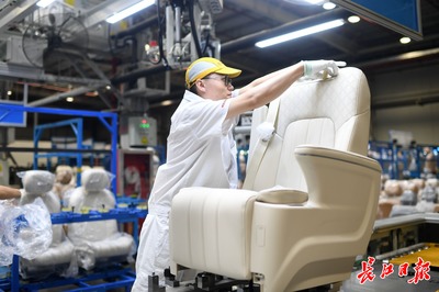 東風李爾武漢工廠今年前8月營收兩位數(shù)增長,新產(chǎn)品1個月內(nèi)就能實現(xiàn)量產(chǎn)