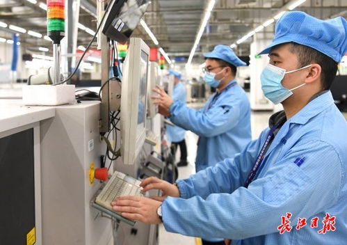 全神貫注 5g生產線上的年輕面龐