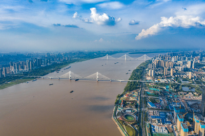 它是武漢的第二座長江大橋,在90年代,就創下多項“世界第一”